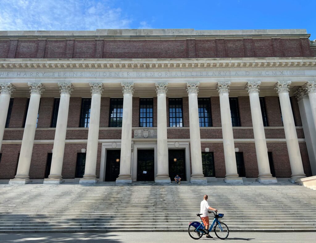 Muchas prestigiosas universidades ofrecen cursos en línea gratuitos